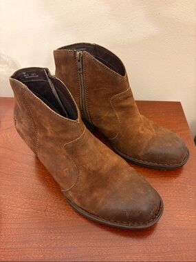 Born Woman’s Rustic Brown Suede Boots with Side Zip. Size 10m